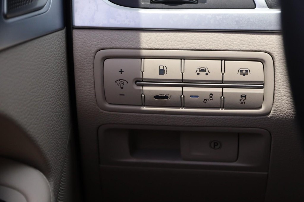 Genesis G80 Vehicle Full-screen Gallery Image 20