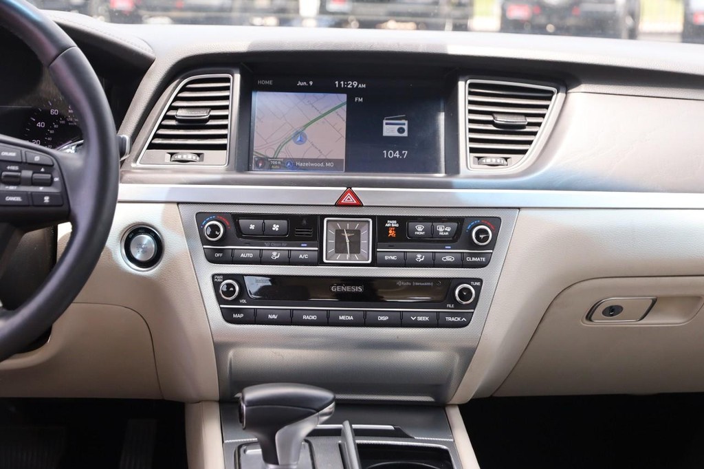 Genesis G80 Vehicle Full-screen Gallery Image 24