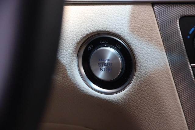 Genesis G80 Vehicle Image 15