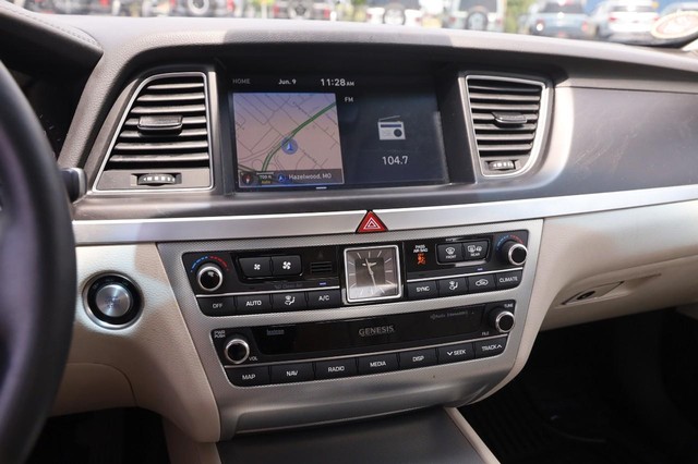 Genesis G80 Vehicle Image 16