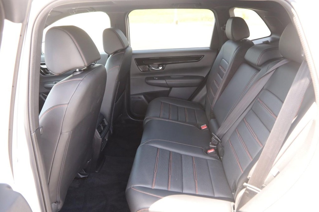 Honda CR-V Hybrid Vehicle Full-screen Gallery Image 11