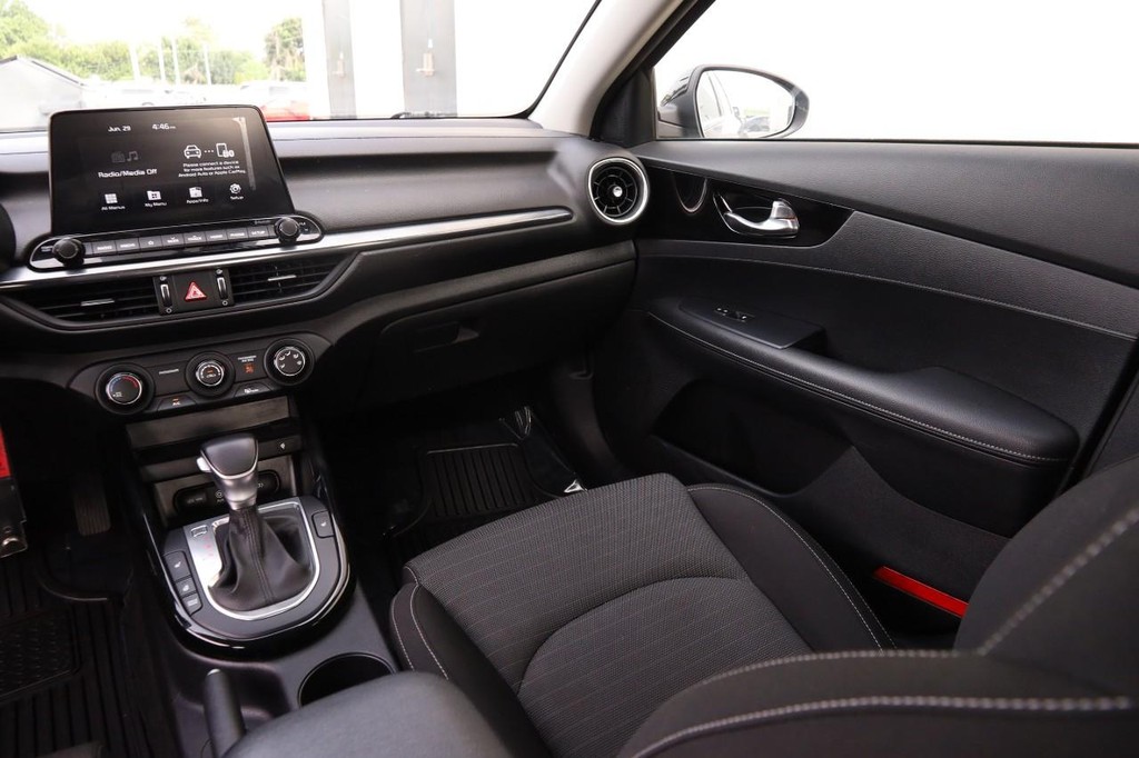 Kia Forte Vehicle Full-screen Gallery Image 26