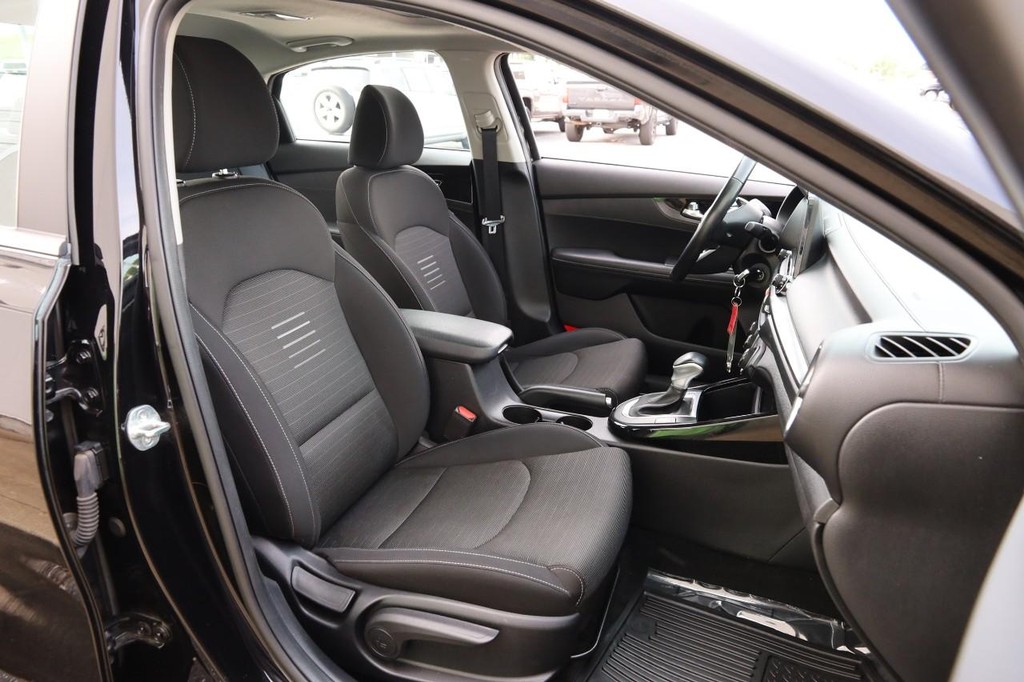 Kia Forte Vehicle Full-screen Gallery Image 27