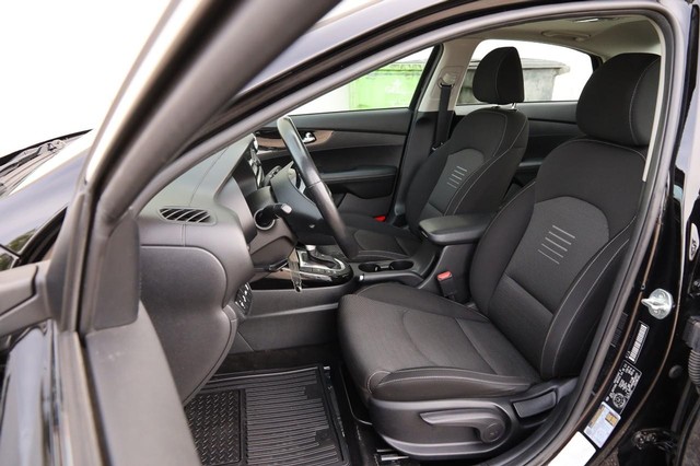 Kia Forte Vehicle Image 09
