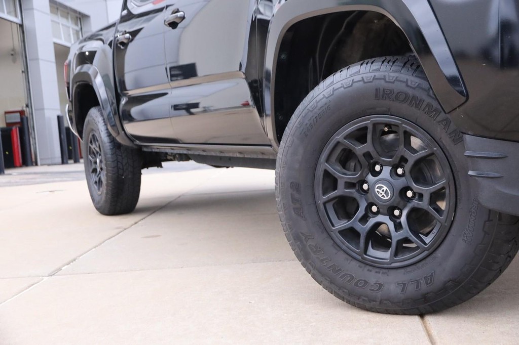 Toyota Tacoma 2WD Vehicle Full-screen Gallery Image 4
