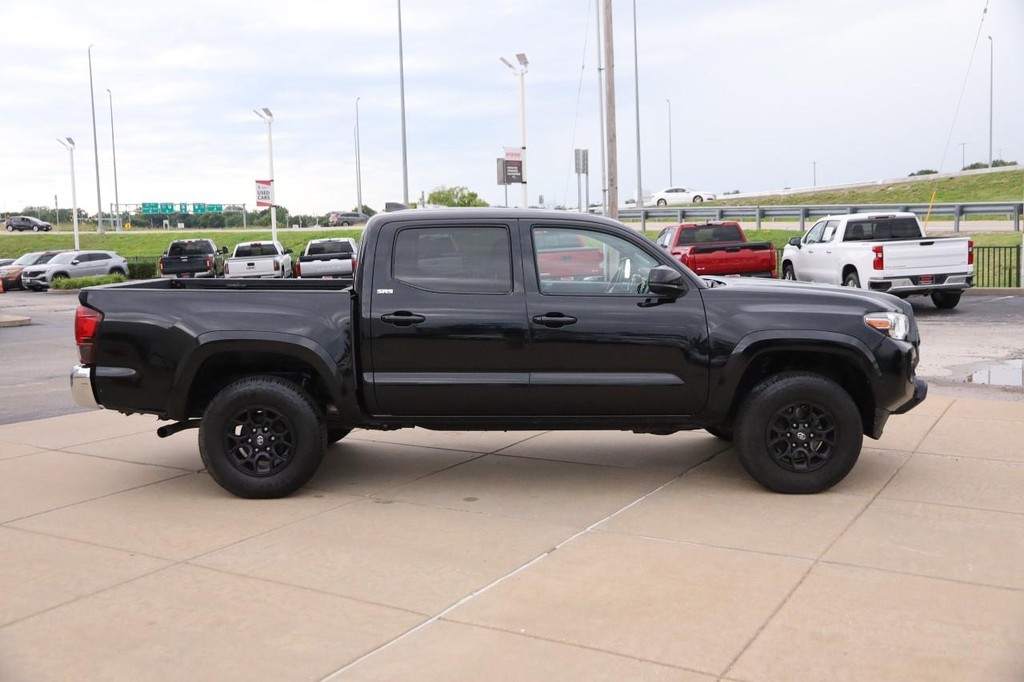 Toyota Tacoma 2WD Vehicle Full-screen Gallery Image 6
