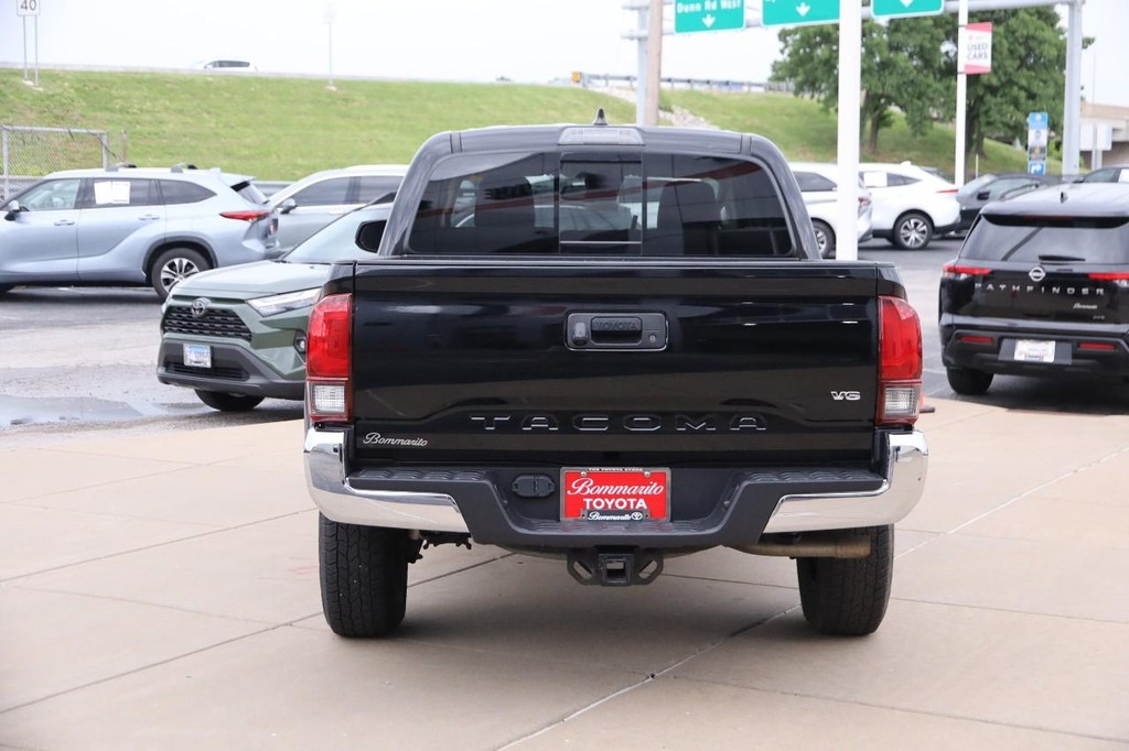 Toyota Tacoma 2WD Vehicle Full-screen Gallery Image 7