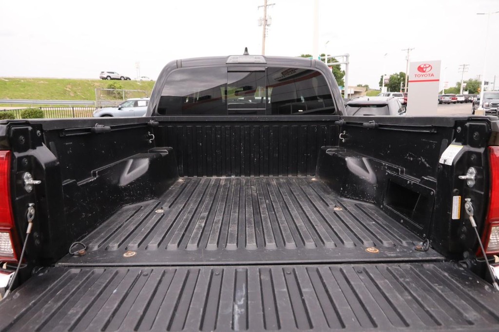 Toyota Tacoma 2WD Vehicle Full-screen Gallery Image 8