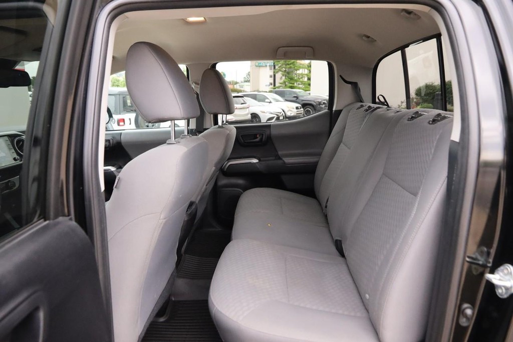 Toyota Tacoma 2WD Vehicle Full-screen Gallery Image 10