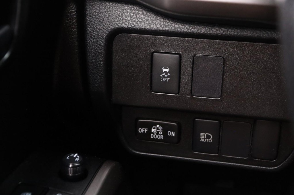 Toyota Tacoma 2WD Vehicle Full-screen Gallery Image 18