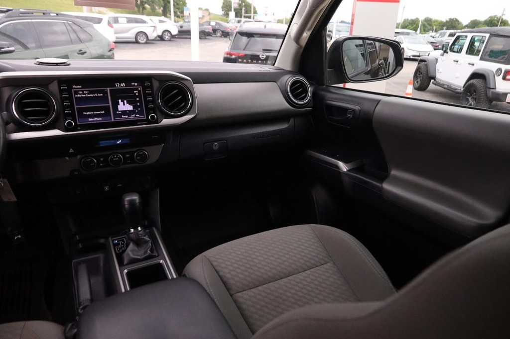 Toyota Tacoma 2WD Vehicle Full-screen Gallery Image 23