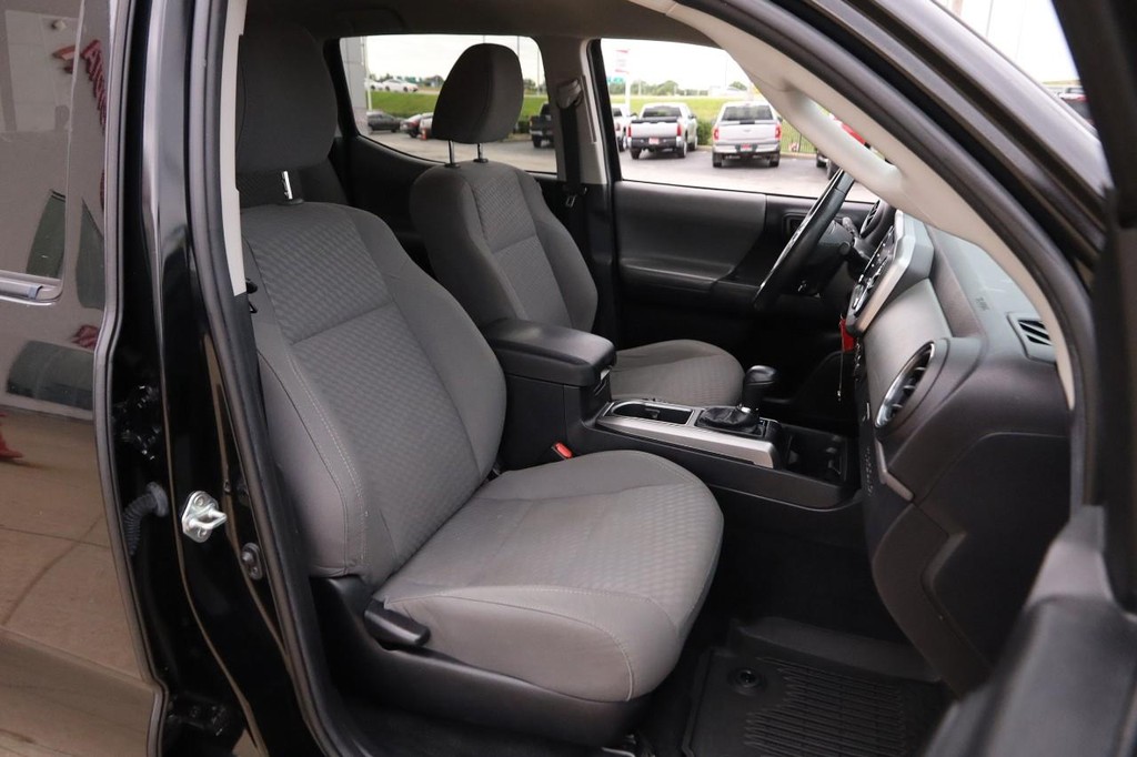 Toyota Tacoma 2WD Vehicle Full-screen Gallery Image 24