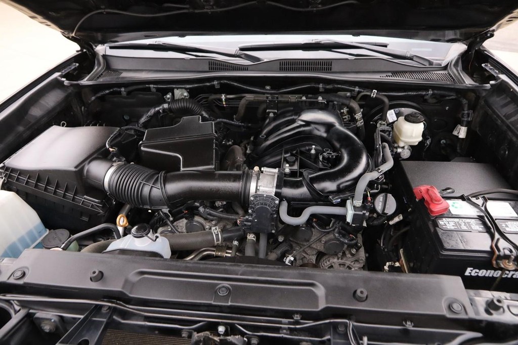 Toyota Tacoma 2WD Vehicle Full-screen Gallery Image 25