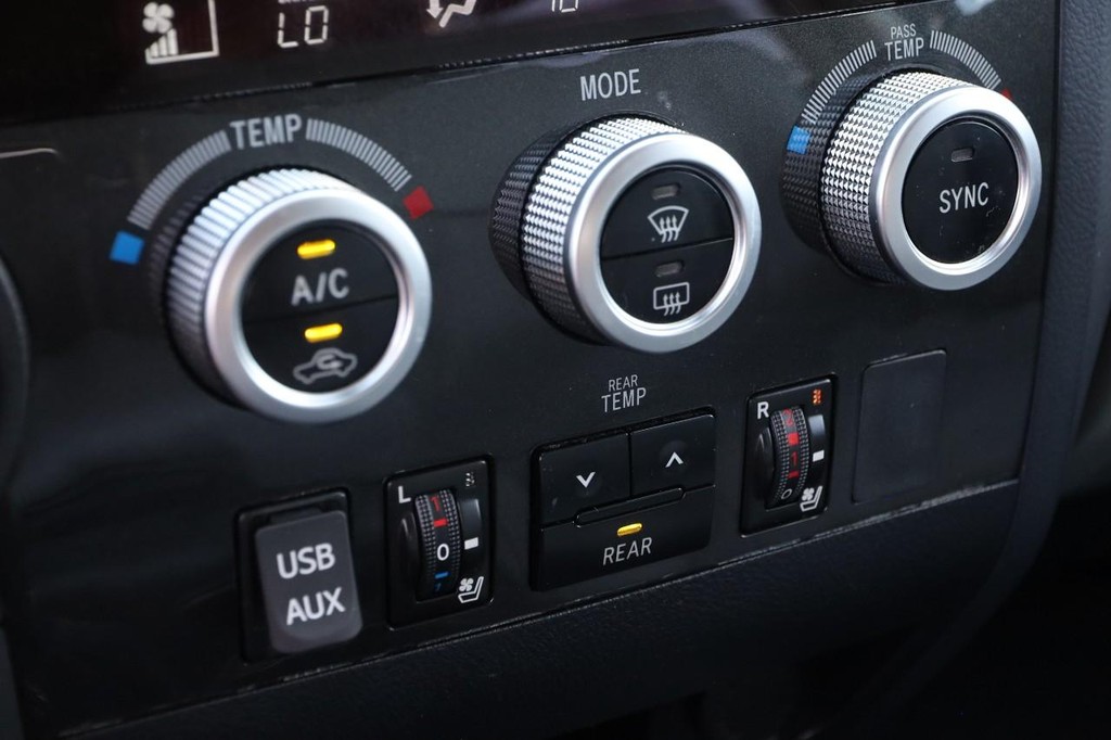 Toyota Sequoia Vehicle Full-screen Gallery Image 22