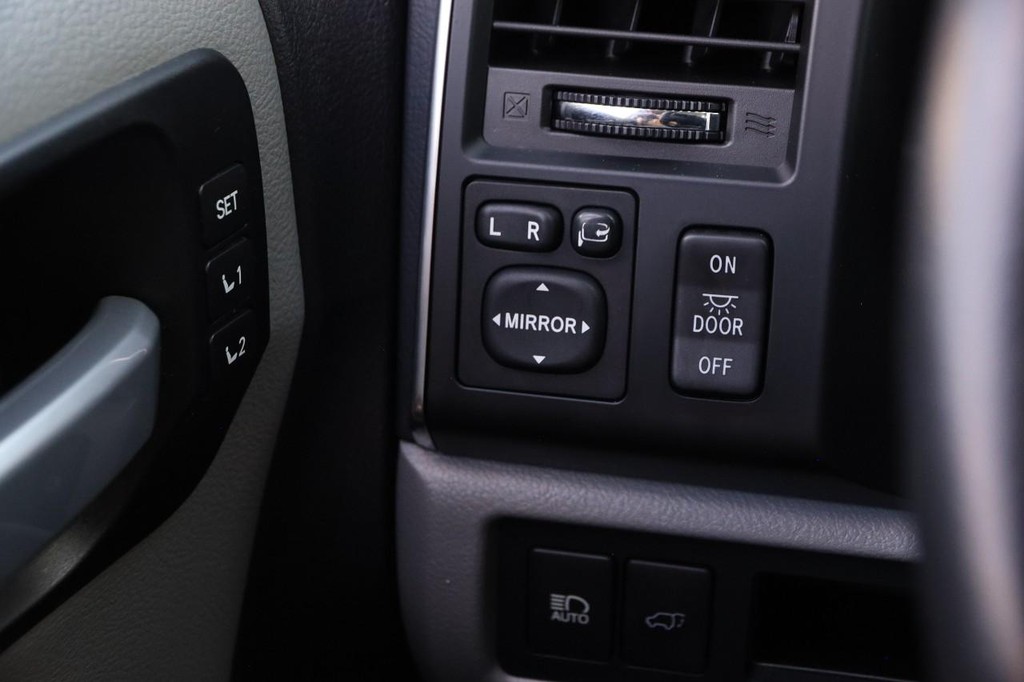 Toyota Sequoia Vehicle Full-screen Gallery Image 23