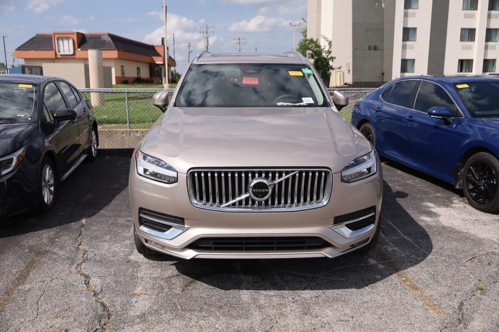 Volvo XC90 Vehicle Full-screen Gallery Image 3