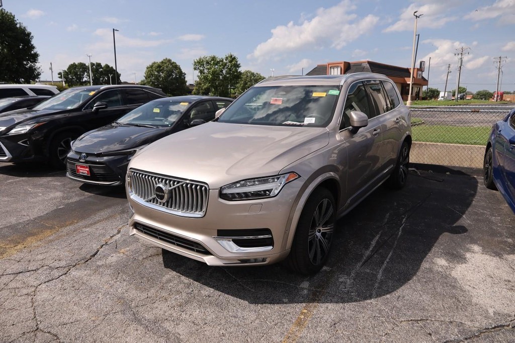 Volvo XC90 Vehicle Full-screen Gallery Image 4
