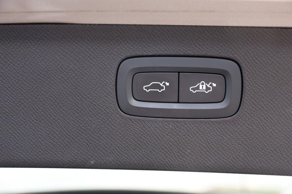 Volvo XC90 Vehicle Full-screen Gallery Image 8