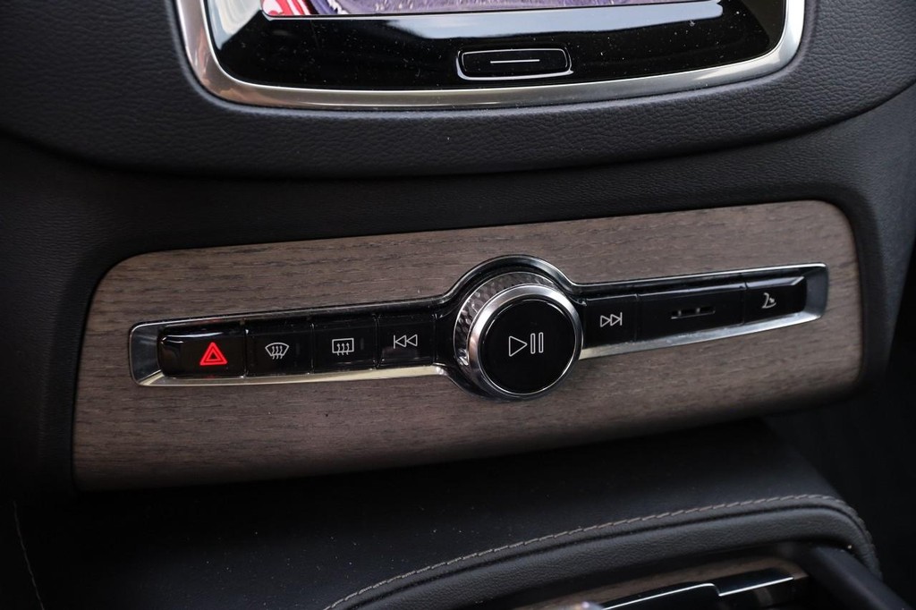 Volvo XC90 Vehicle Full-screen Gallery Image 21
