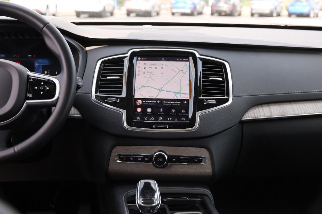 Volvo XC90 Vehicle Full-screen Gallery Image 30