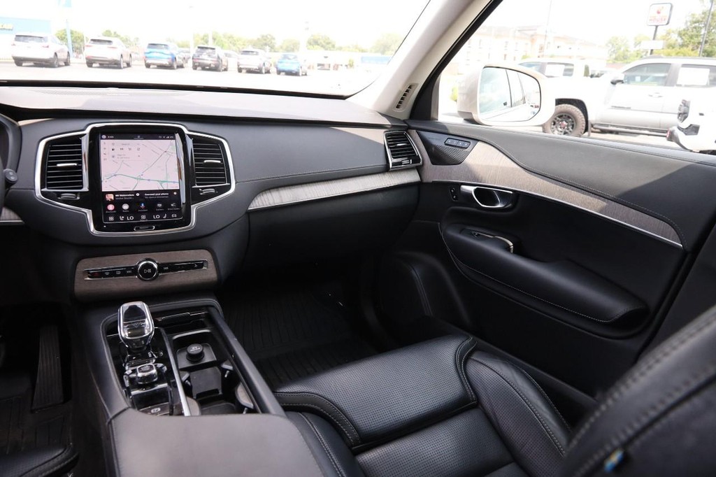 Volvo XC90 Vehicle Full-screen Gallery Image 31