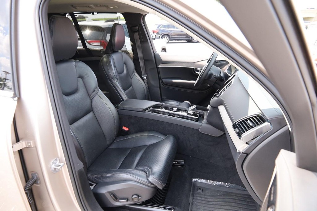 Volvo XC90 Vehicle Full-screen Gallery Image 33