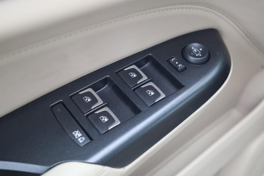 Cadillac SRX Vehicle Full-screen Gallery Image 11