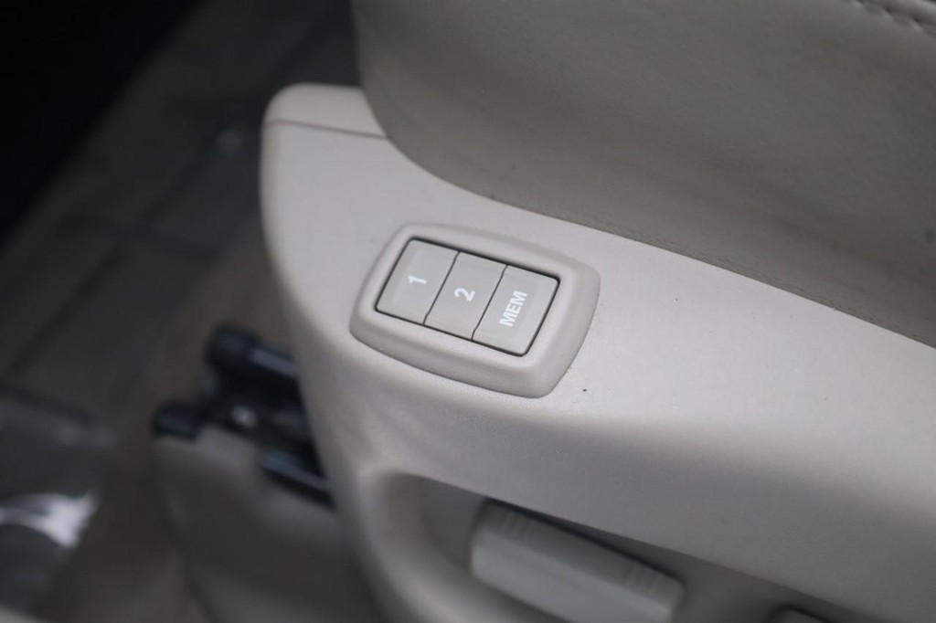 Cadillac SRX Vehicle Full-screen Gallery Image 14