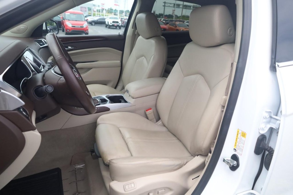 Cadillac SRX Vehicle Full-screen Gallery Image 21