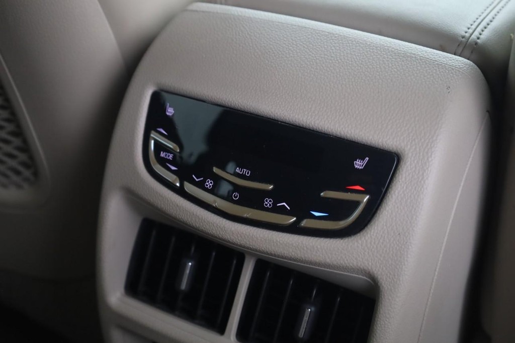Cadillac SRX Vehicle Full-screen Gallery Image 24