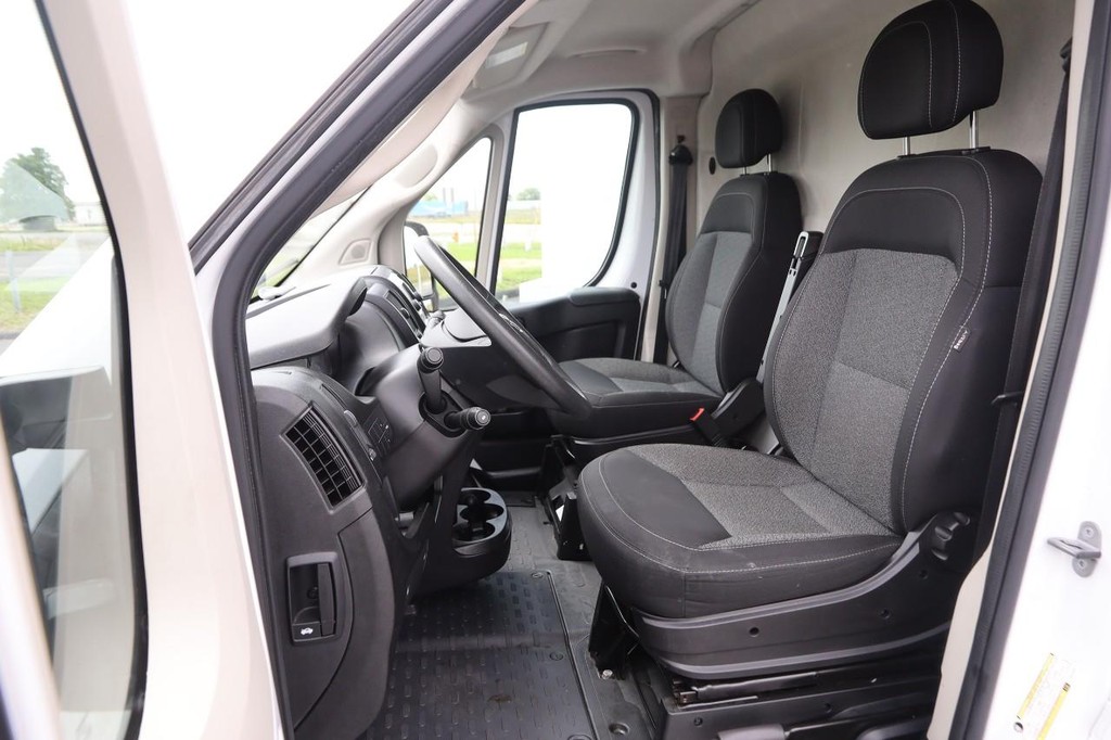 Ram ProMaster Cargo Van Vehicle Full-screen Gallery Image 10