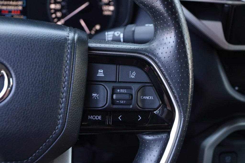 Toyota Tundra 4WD Vehicle Full-screen Gallery Image 12