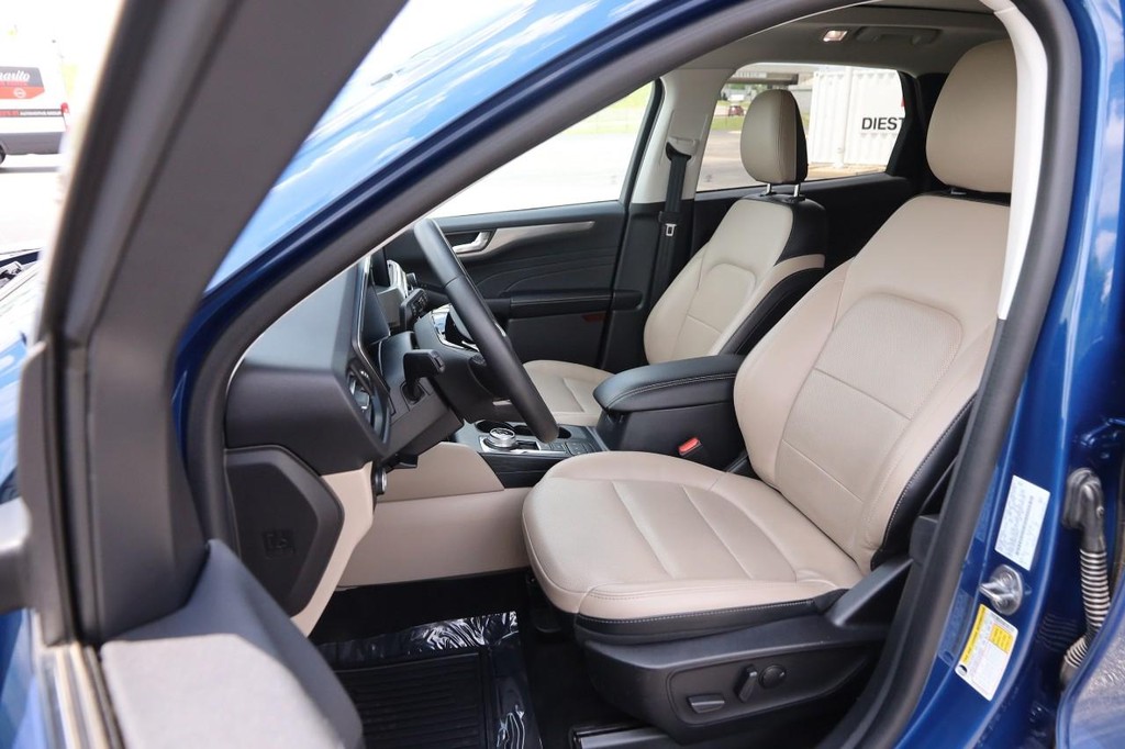Ford Escape Vehicle Full-screen Gallery Image 10