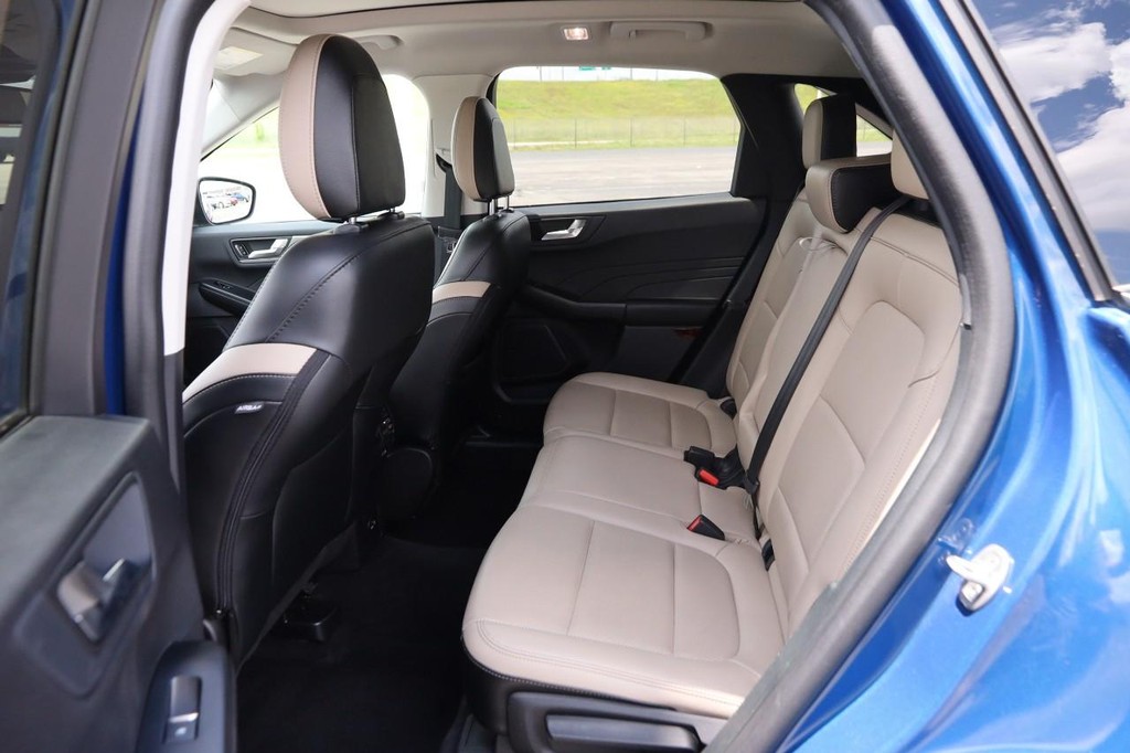 Ford Escape Vehicle Full-screen Gallery Image 11