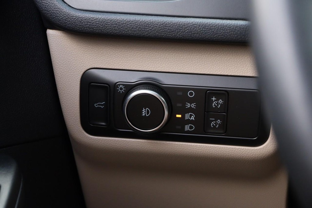 Ford Escape Vehicle Full-screen Gallery Image 21