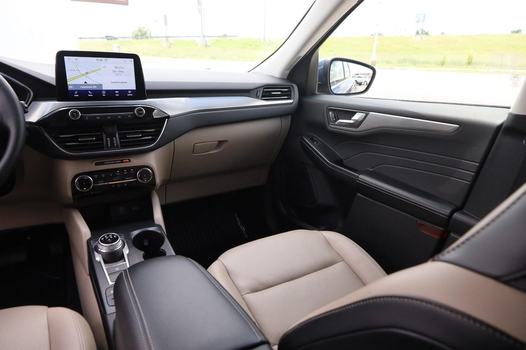 Ford Escape Vehicle Full-screen Gallery Image 26