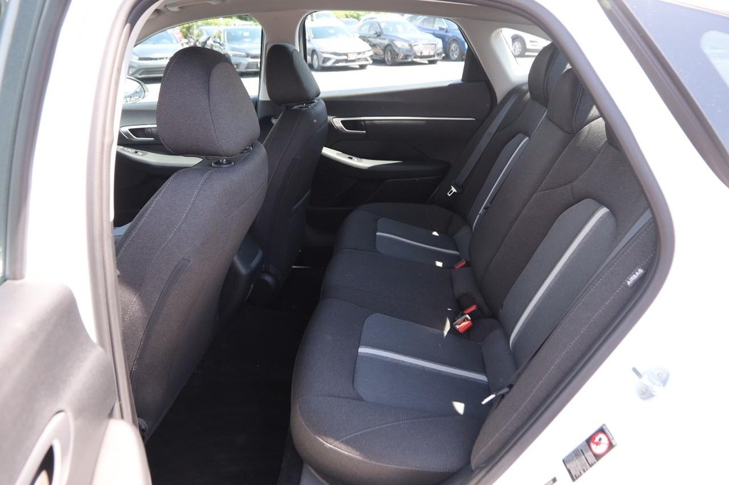 Hyundai Sonata Vehicle Full-screen Gallery Image 9