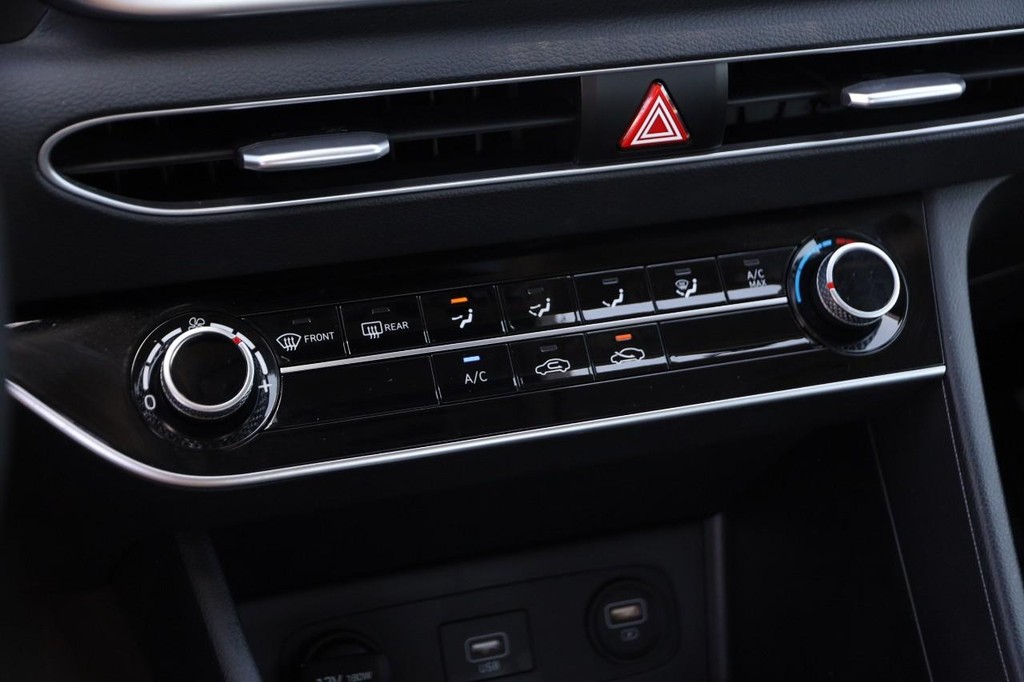 Hyundai Sonata Vehicle Full-screen Gallery Image 17