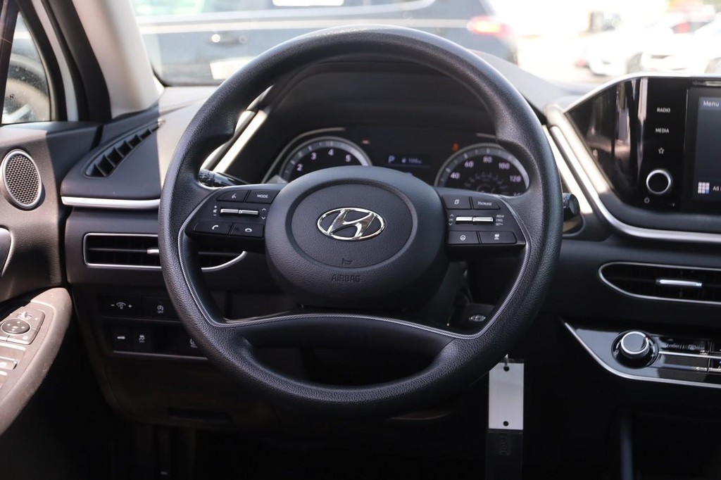 Hyundai Sonata Vehicle Full-screen Gallery Image 23