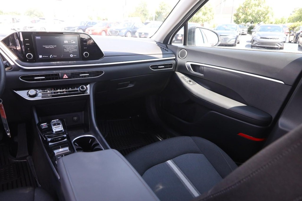 Hyundai Sonata Vehicle Full-screen Gallery Image 25