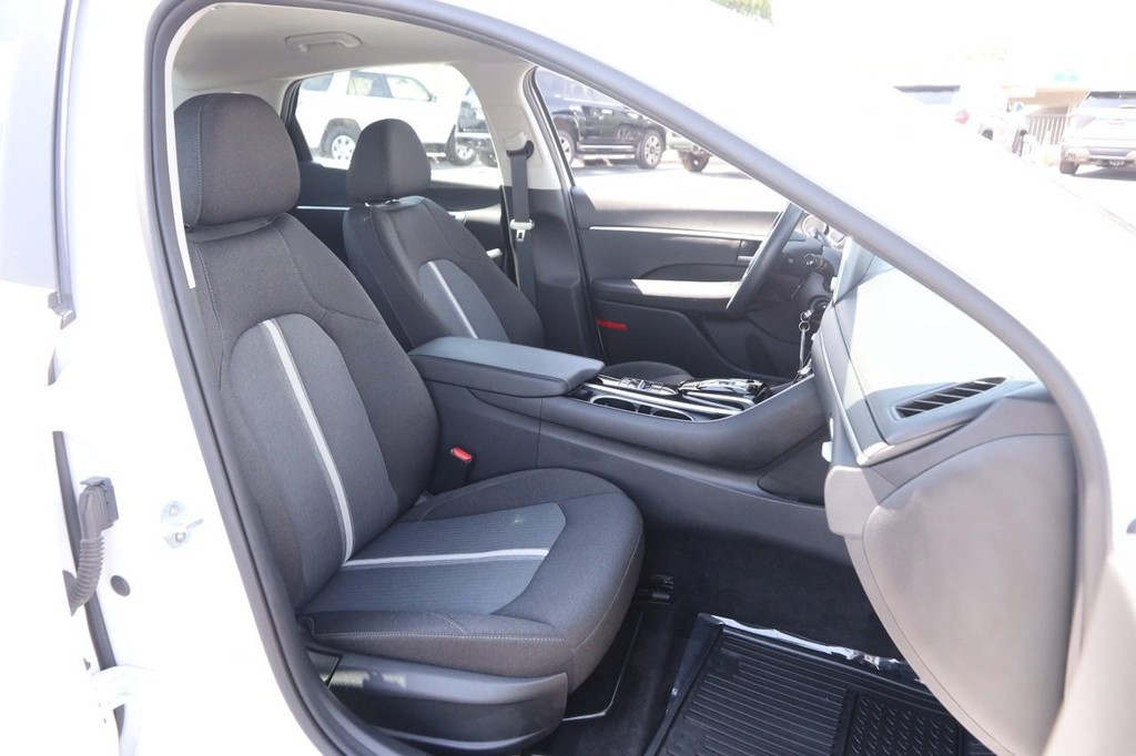 Hyundai Sonata Vehicle Full-screen Gallery Image 26