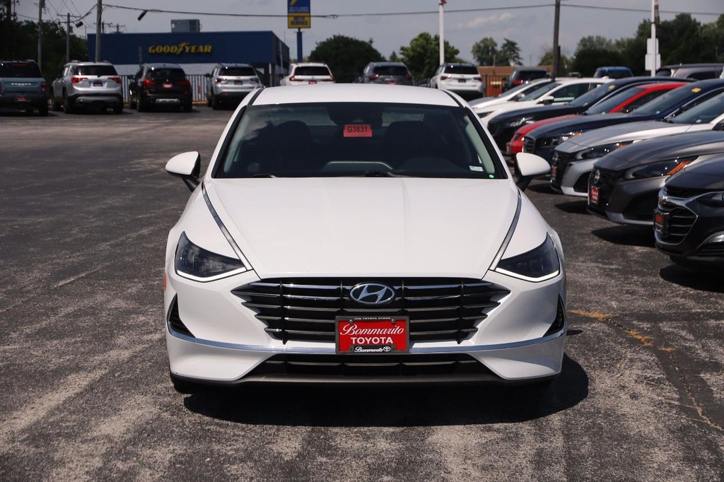 Hyundai Sonata Vehicle Full-screen Gallery Image 29