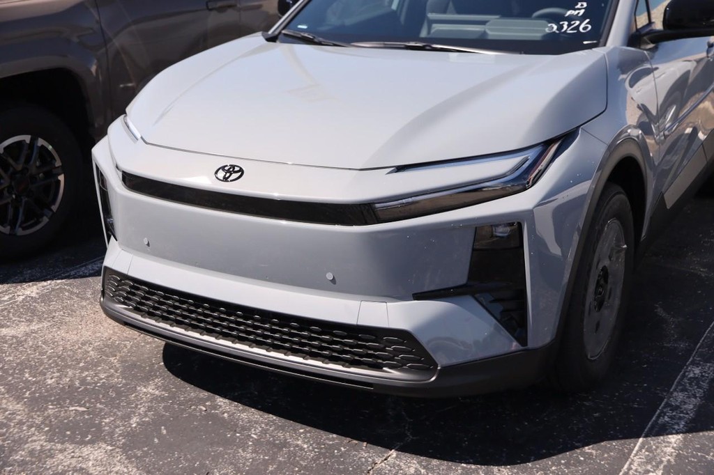 Toyota C-HR Vehicle Full-screen Gallery Image 2