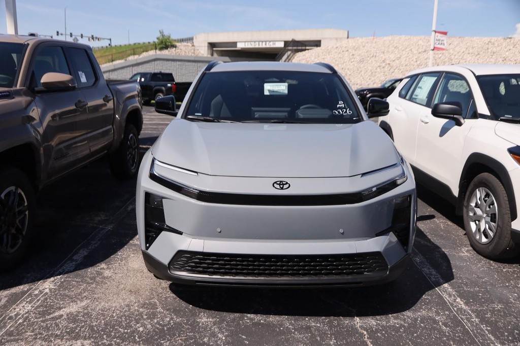 Toyota C-HR Vehicle Full-screen Gallery Image 3