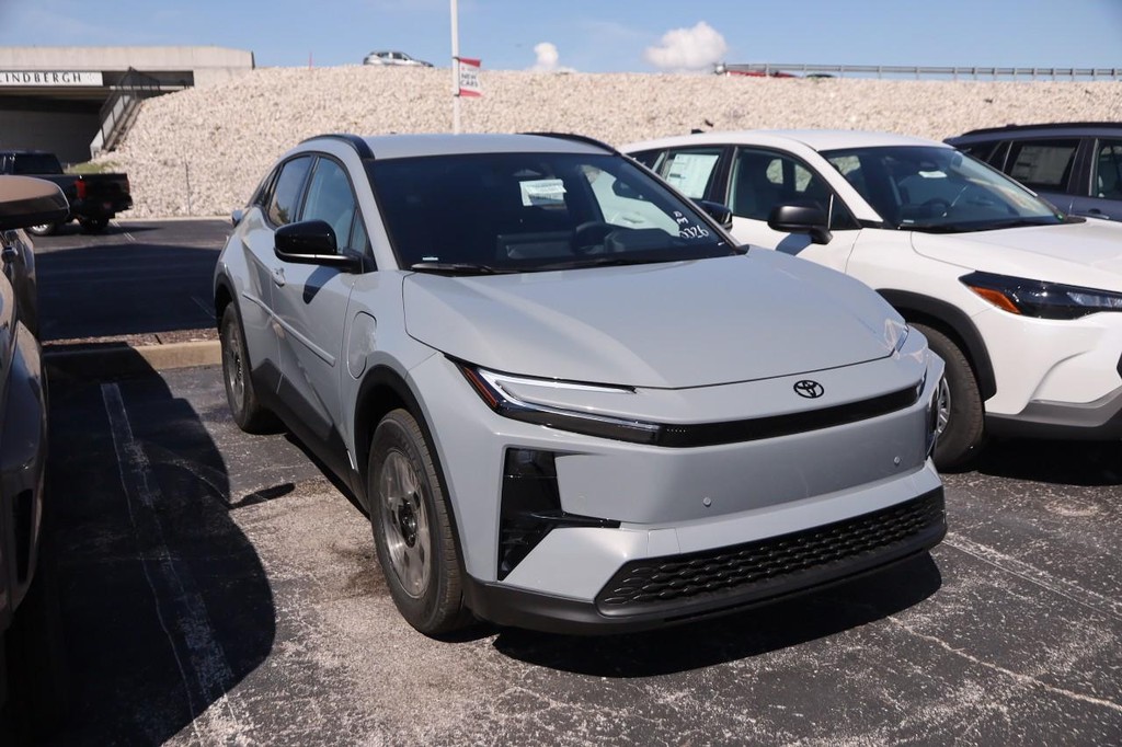 Toyota C-HR Vehicle Full-screen Gallery Image 4