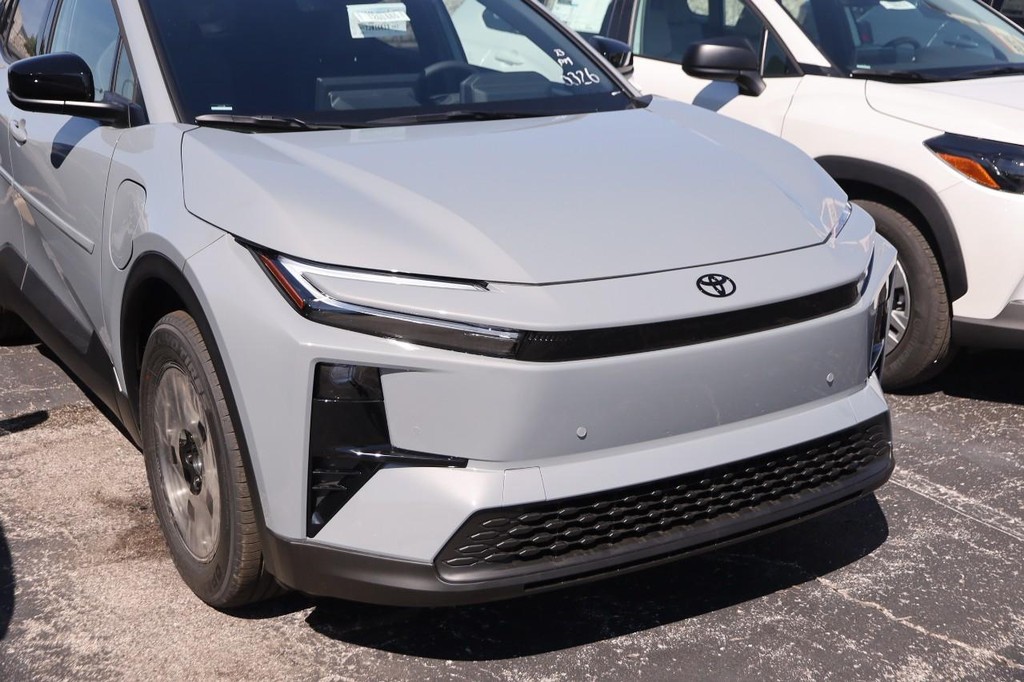 Toyota C-HR Vehicle Full-screen Gallery Image 5