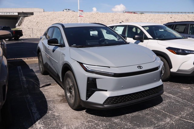 Toyota C-HR Vehicle Image 04