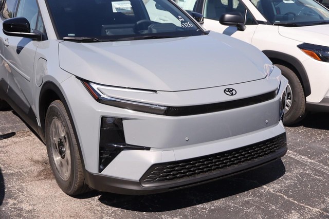 Toyota C-HR Vehicle Image 05
