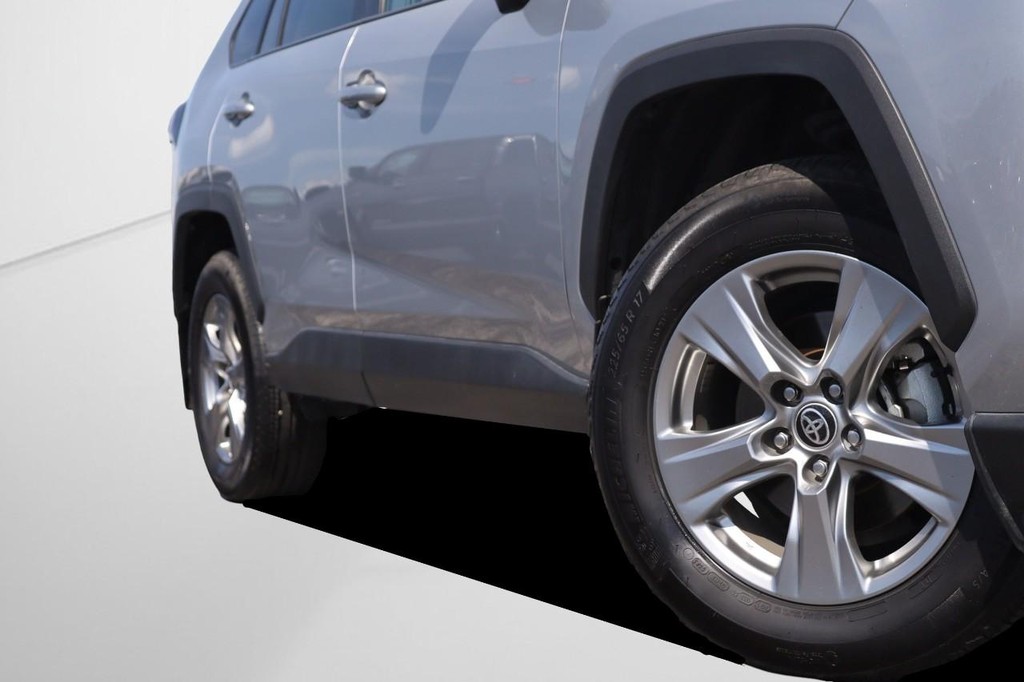 Toyota RAV4 Vehicle Full-screen Gallery Image 3