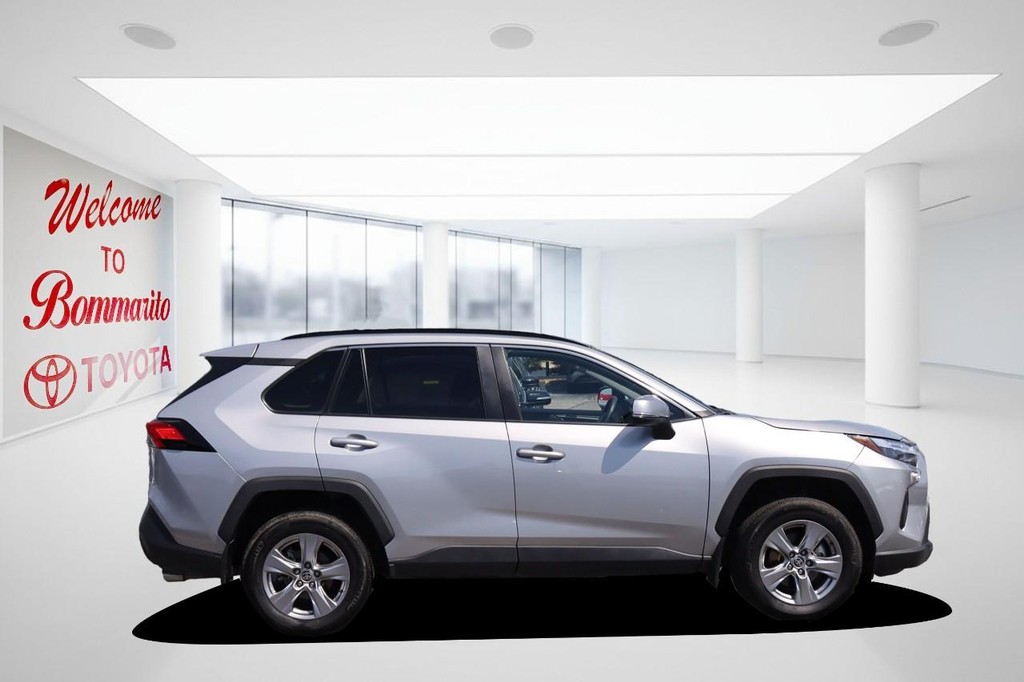 Toyota RAV4 Vehicle Full-screen Gallery Image 5